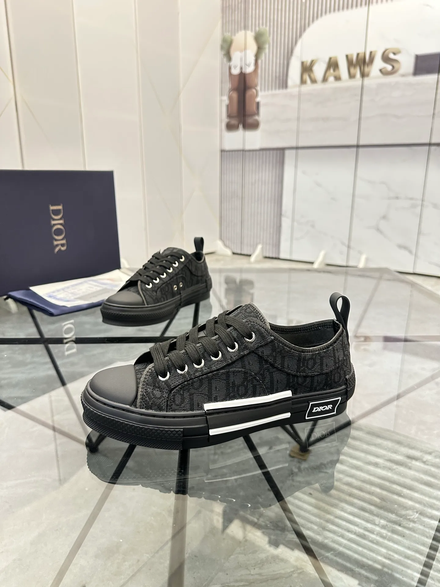 Selling men's shoes 💰: 💰P420¥ Product trademark: Dio* "Dior*" low-top casual shoes Regular size: 36-45 (can be customized to 46) Couple style B23 Product materials: Upper imported original fabric, breathable lining, original outsole. No.: 007